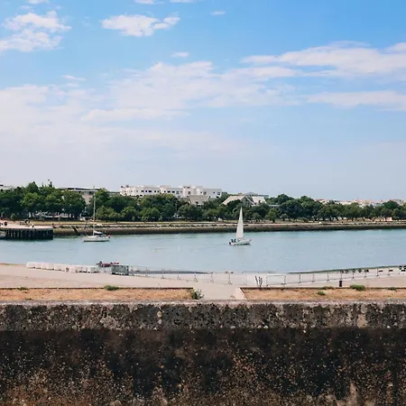 Vue Mer, Sur Le Port, Près Des Tours